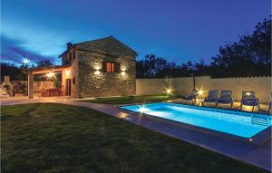 Bazén v ubytovaní Two-Bedroom Holiday Home 0 In Filipana alebo v jeho blízkosti