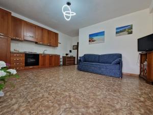 a living room with a couch and a tv at Appartamento Dune in Santa Lucia