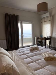 Ένα ή περισσότερα κρεβάτια σε δωμάτιο στο Villa Aurora with magnificent view of the Aegean sea