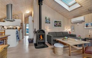 Χώρος καθιστικού στο Lovely Home In Hals With Kitchen