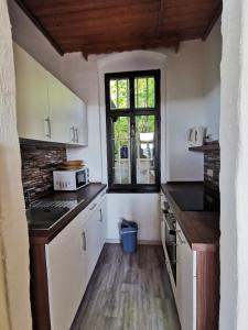 Nhà bếp/bếp nhỏ tại Weinberghaus - Wohnen im Weinberg in der Toskana des Nordens