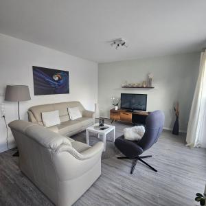 a living room with a couch and a tv at Ferienwohnung - Melina - in Winsen Aller
