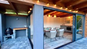 Kuchyň nebo kuchyňský kout v ubytování Chalet Súľov - Pool & Sauna