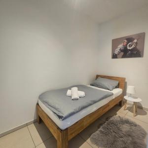 a bedroom with a bed in a room at Ferienwohnung - Melina - in Winsen Aller