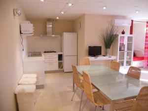 una cucina e una sala da pranzo con tavolo e sedie di Residence Borgo Punta Villa a La Maddalena