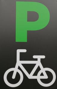 a sign with a letter p and a bike at lo flamenc @Amposta in Amposta