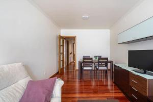 salon z kanapą i jadalnią w obiekcie Apartamento Lua w mieście Milladoiro