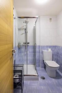 łazienka z toaletą i przeszklonym prysznicem w obiekcie Apartamento Lua w mieście Milladoiro