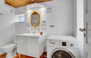 Ένα μπάνιο στο Amazing Home In Haderslev With Kitchen