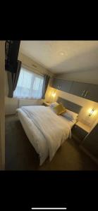 Postel nebo postele na pokoji v ubytování DW Serenity Cabin