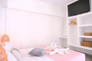 a white room with a table with towels on it at Cycladic Nest in Dryopida in Kithnos