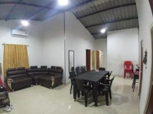 a living room with a couch and a table and chairs at Casa vacacional en Carmen de Apicala con piscina in Carmen de Apicalá