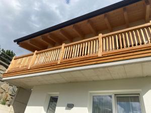 Rõdu või terrass majutusasutuses Nebenhaus Sagritzerwirt