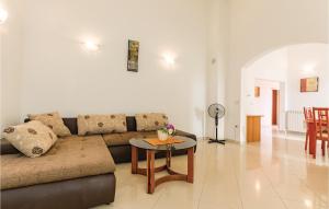 Area soggiorno di Stunning Home In Liznjan With Wifi