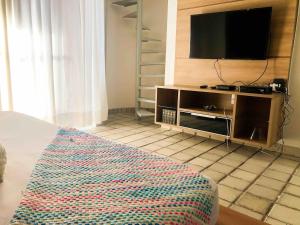 马塞约SEA TOWER 105 · ST-05: Beira mar da Pajuçara | custo benefício的一间卧室设有平面电视和一张床。