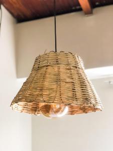 马塞约SEA TOWER 105 · ST-05: Beira mar da Pajuçara | custo benefício的挂在天花板上的藤制灯具