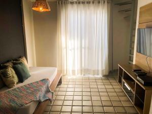 马塞约SEA TOWER 105 · ST-05: Beira mar da Pajuçara | custo benefício的小房间配有沙发和窗户