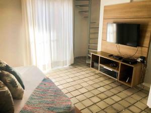 马塞约SEA TOWER 105 · ST-05: Beira mar da Pajuçara | custo benefício的带电视的客厅和瓷砖地板。 更多13张照片