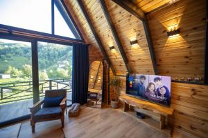 TV a/nebo společenská místnost v ubytování Mabeynbungalov wooden house