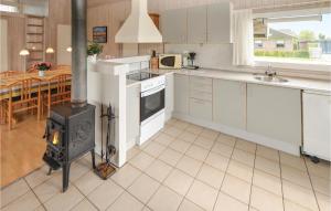Η κουζίνα ή μικρή κουζίνα στο Holiday Home Lærkemose Dnmkt
