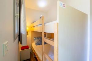 Ce lit superposé se trouve dans une petite chambre avec un escalier. dans l'établissement Résidence Les Parcs de Grimaud - maeva Home - Studio 4 personnes - Sélection MAE-4361, à Grimaud 25 autres photos