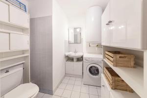 a white bathroom with a washing machine and a sink at Résidence La Commanderie - maeva Home - Appartement vue sur le port 2 pièces 4 personnes - Sélection - super Home MAE-7721 in Arzon