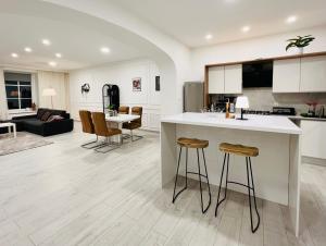 a kitchen and living room with a counter and stools at Apartament Na Starówce in Kłodzko