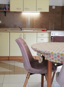 Kuchnia lub aneks kuchenny w obiekcie Apartments Karmen Pula