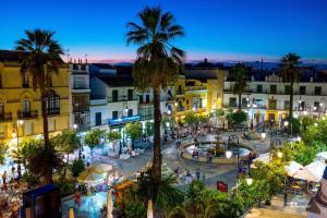 une vue aérienne d'une ville la nuit dans l'établissement Sanlúcarsun Apartamento en el centro, à Sanlúcar de Barrameda