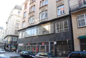 un bâtiment dans une rue de la ville avec des voitures garées à l'extérieur dans l'établissement Studio 4U Apartment, à Budapest