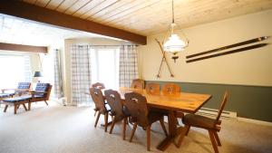 Un comedor con mesa y sillas de madera. en Beechwood 3, Lincoln, en Lincoln