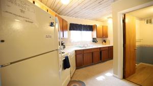 una cocina con frigorífico y fregadero en Beechwood 3, Lincoln, en Lincoln 6 fotos más