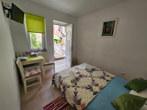 Posteľ alebo postele v izbe v ubytovaní Dino and Jele Apartments