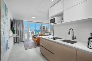 a kitchen with a sink and a living room at Apartamentos en excelente Zona Condado, San Juan, Puerto Rico in San Juan