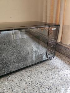 un forno a microonde seduto all'ultimo piano di hostal Yeti Inn a Cuenca