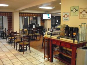 a dining room with tables and chairs and a restaurant at Mountain Inn & Suites in Erwin