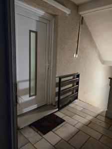 ein Flur mit einer Tür und einem Fliesenboden in der Unterkunft Apartments Knežević in Jadranovo