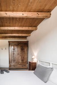 Postel nebo postele na pokoji v ubytování La Casa di Roby-1 appartamento la morra con piscina + 26 fotografií