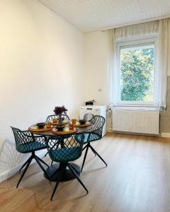 a room with a table and chairs and a window at Central appartment 2zimmer Waschmaschine trockener in Duisburg