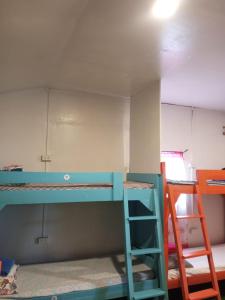 Narivoodi või narivoodid majutusasutuse el nido hostel sun valley toas