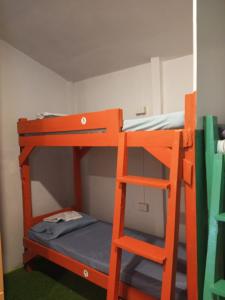 Narivoodi või narivoodid majutusasutuse el nido hostel sun valley toas