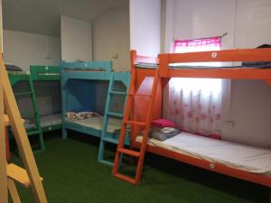 Narivoodi või narivoodid majutusasutuse el nido hostel sun valley toas