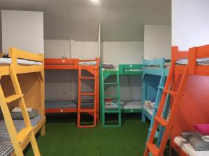 Narivoodi või narivoodid majutusasutuse el nido hostel sun valley toas