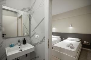 Postel nebo postele na pokoji v ubytování Meraki Hotel