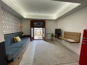 a living room with a couch and a television at Apartamento Concarera in Tudela