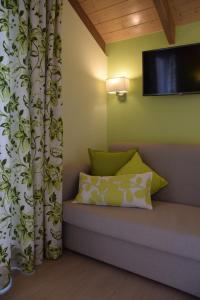 Телевизор и/или развлекательный центр в WhiteSands Beach Resort