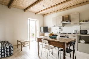 Kuchyň nebo kuchyňský kout v ubytování La Casa di Roby-1 appartamento la morra con piscina