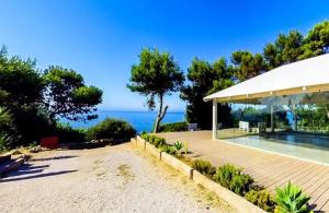 カスカイスにあるGuia Cascais Room Suite Opportunityのデッキとスイミングプール付きの家