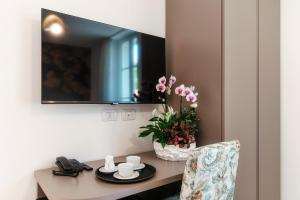 TV a/nebo společenská místnost v ubytování Hotel Ristorante La Vignetta Cernobbio