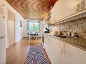 Kuchyň nebo kuchyňský kout v ubytování Idyllisk sommerhus kun 200m fra Klint strand + 10 fotografií